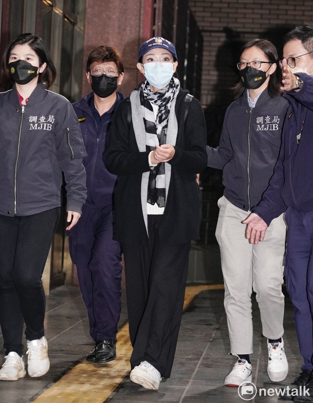 民眾黨立委、準新竹市長高虹安被調查局幹員帶往北檢複訊。 圖：張良一/攝（資料照）