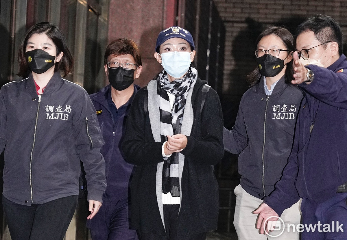 新竹市長高虹安（前排左二）涉詐領助理費，被依貪污罪起訴。 圖：張良一/ 攝（資料照）