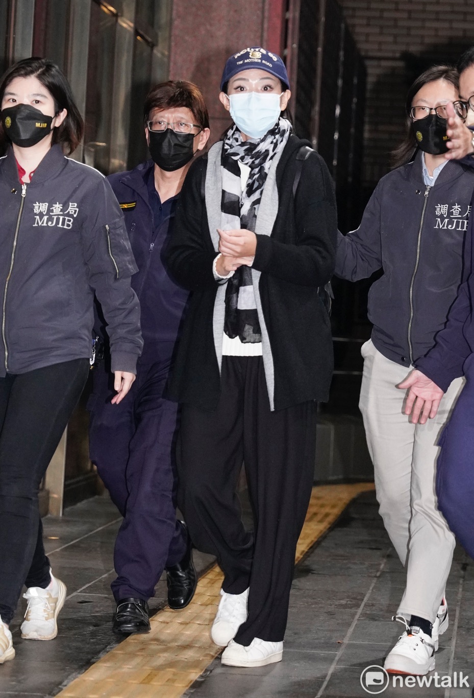 民眾黨立委、新竹市長當選人高虹安被調查局幹員帶往北檢複訊。 圖：張良一 / 攝（資料照）