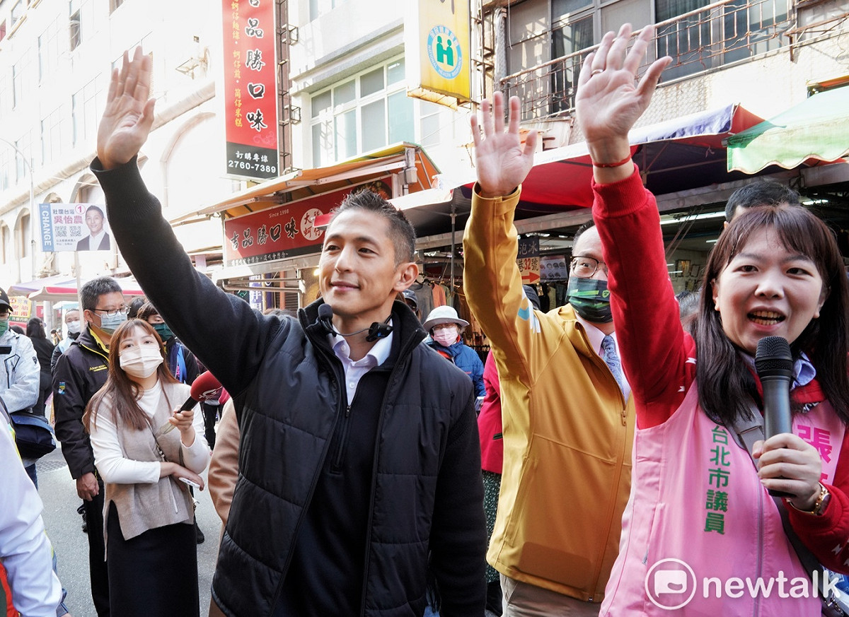 民進黨台北市立委補選候選人吳怡農赴南京、武昌市場掃街拜票。 圖：張良一 / 攝
