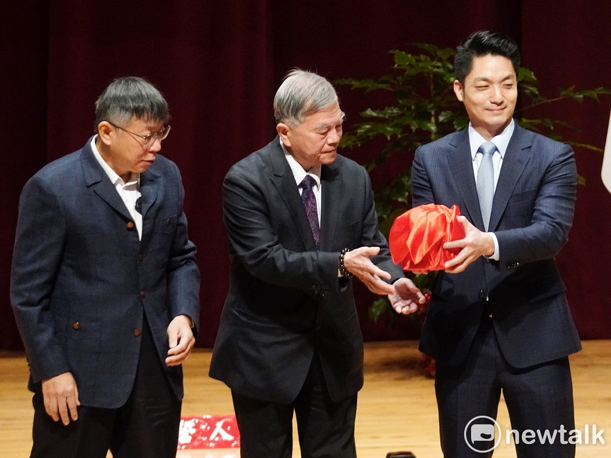 行政院副院長沈榮津（中）監交台北市長交接，左為卸任市長柯文哲、右為新新任市長蔣萬安 圖：張良一/攝