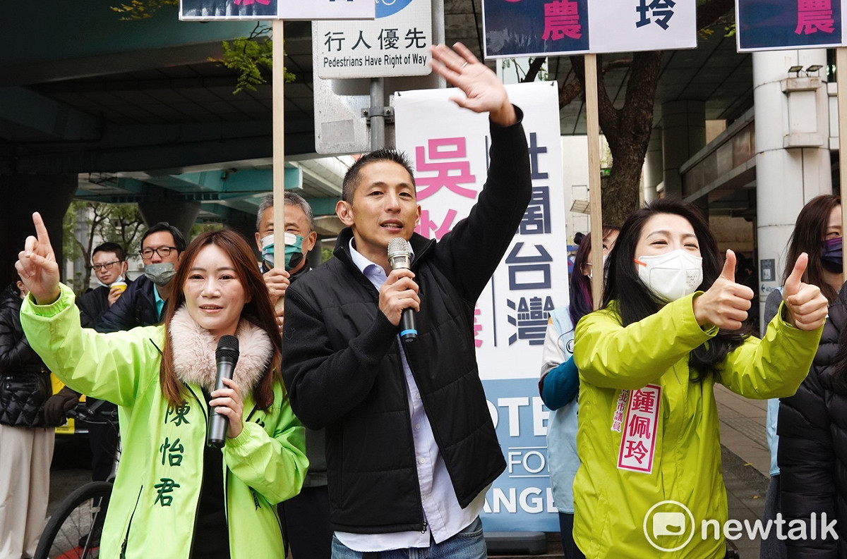 民進黨提名北市第三選區立委補選候選人吳怡農今在台北市議員鍾佩玲、陳怡君及新北市議員山田摩衣陪同下在捷運中山國中站外拜票。 圖：張良一 / 攝