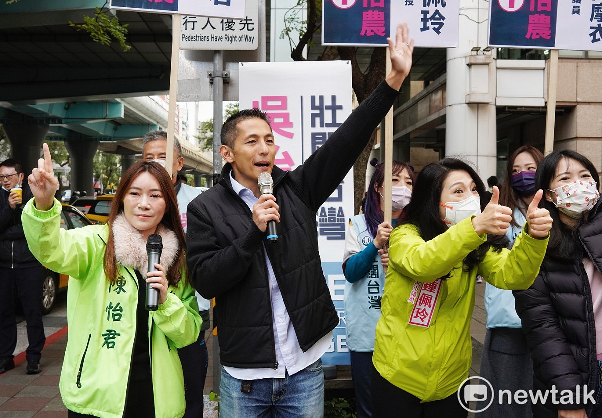 民進黨提名北市第三選區立委補選候選人吳怡農今在民進黨台北市議員鍾佩玲、陳怡君及新北市議員山田摩衣陪同下在捷運中山國中站外拜票。 圖：張良一 / 攝