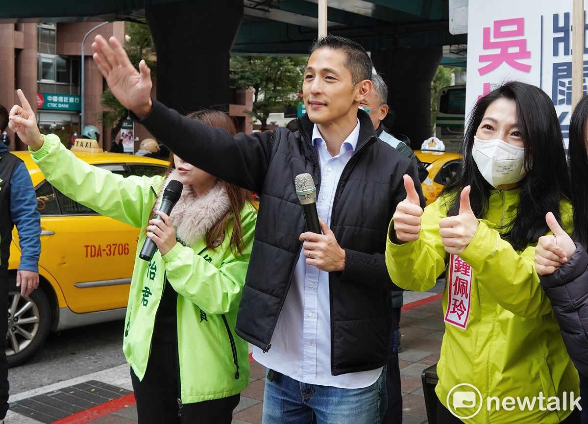 民進黨提名北市第三選區立委補選候選人吳怡農今在台北市議員鍾佩玲、陳怡君及新北市議員山田摩衣陪同下在捷運中山國中站外拜票。 圖：張良一 / 攝