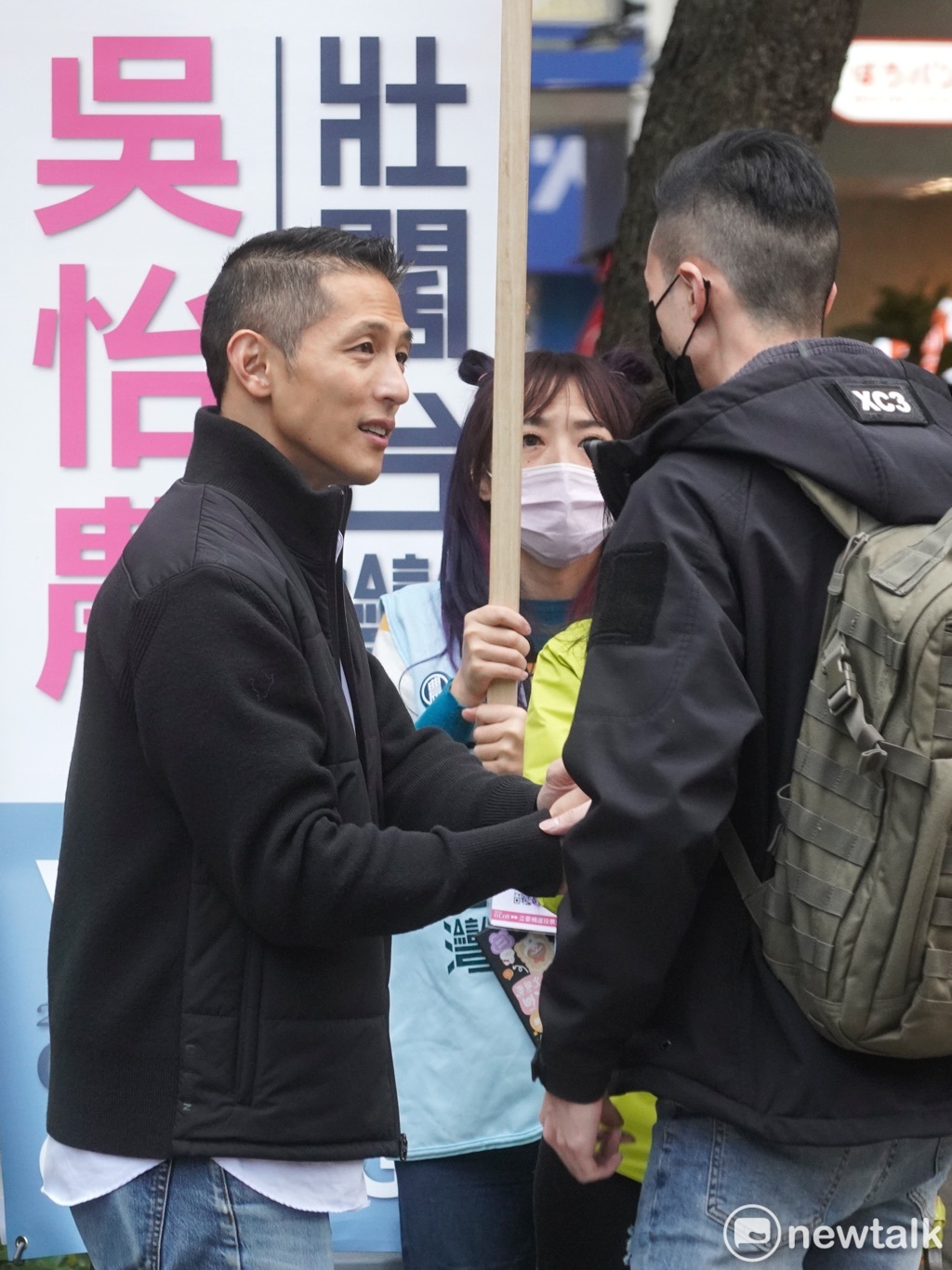 民進黨提名北市第三選區立委補選候選人吳怡農在捷運中山國中站外拜票。 圖：張良一 / 攝