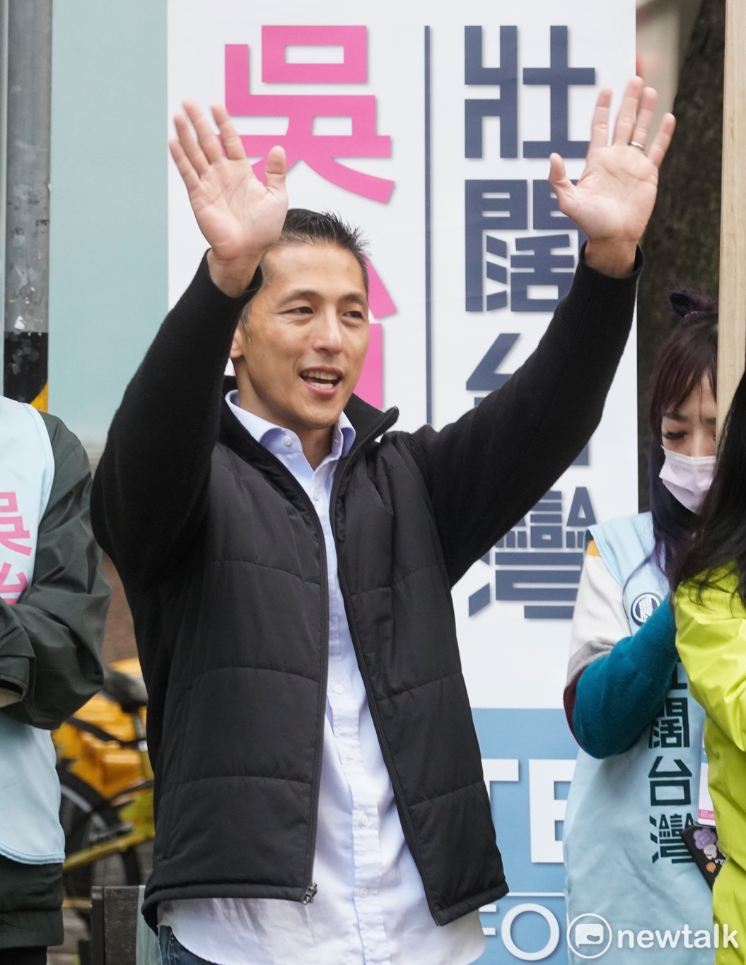 民進黨提名北市第三選區立委補選候選人吳怡農在捷運中山國中站外拜票。 圖：張良一 / 攝