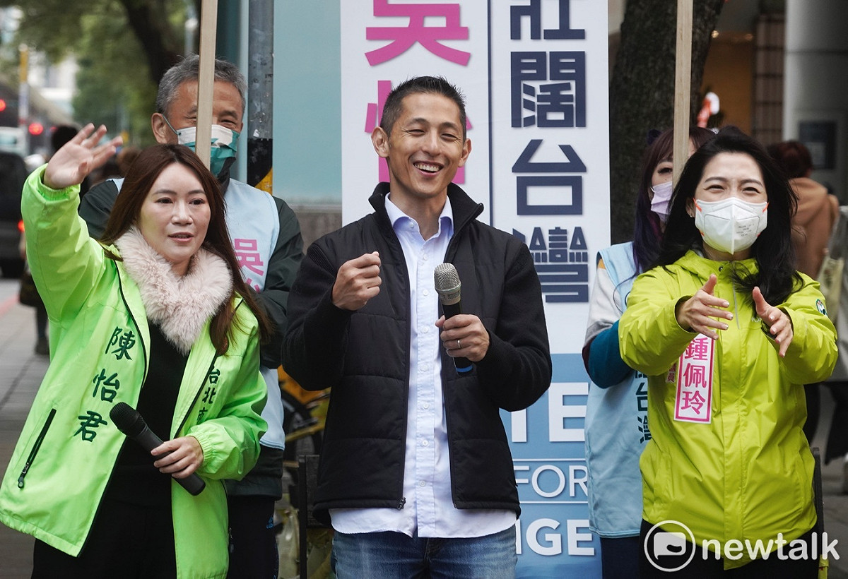 民進黨提名北市第三選區立委補選候選人吳怡農今在民進黨台北市議員鍾佩玲、陳怡君及新北市議員山田摩衣陪同下在捷運中山國中站外拜票。 圖：張良一 / 攝