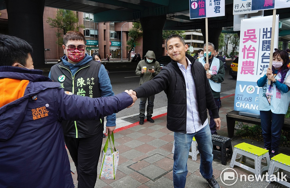 民進黨提名北市第三選區立委補選候選人吳怡農在捷運中山國中站外拜票。 圖：張良一 / 攝