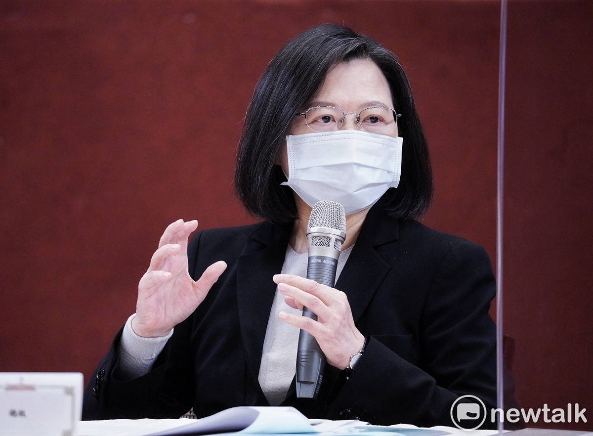 總統蔡英文、副總統賴清德等人下午舉行記者會，宣布義務役役期延長爲一年，並回應媒體提問的問題。 圖：張良一/攝