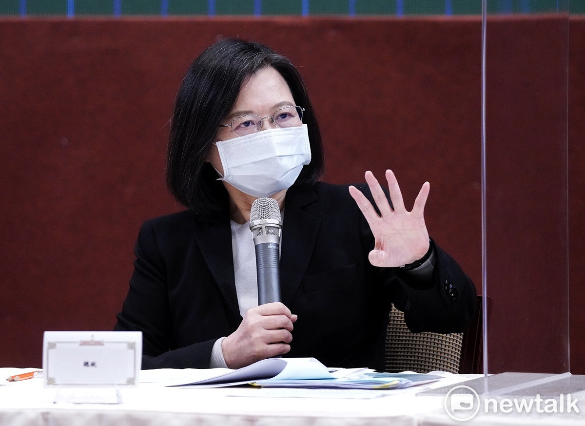 總統蔡英文、副總統賴清德等人下午舉行記者會，宣布義務役役期延長爲一年，並回應媒體提問的問題。 圖：張良一/攝