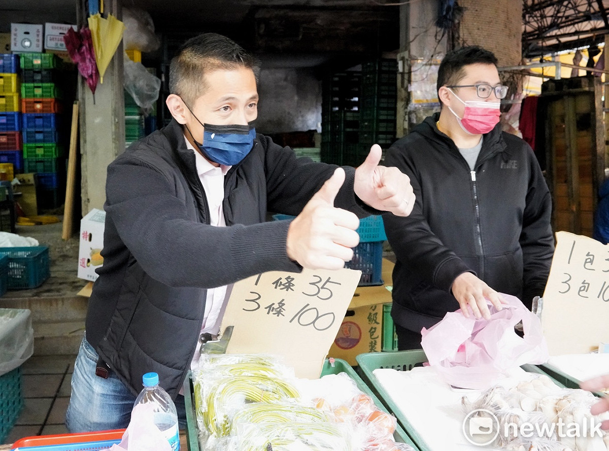 民進黨台北市第三選區立委補選參選人吳怡農在新東市場掃街拜票。 圖：張良一 / 攝
