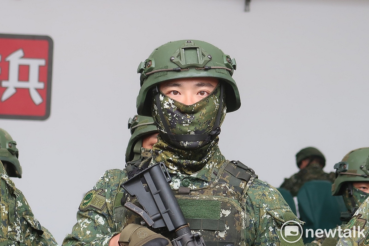 總統蔡英文30日視察澎湖牛心灣區的陸軍航空特戰指揮部兩棲偵察營進行陸軍實戰化射擊訓練。 圖：林朝億/攝