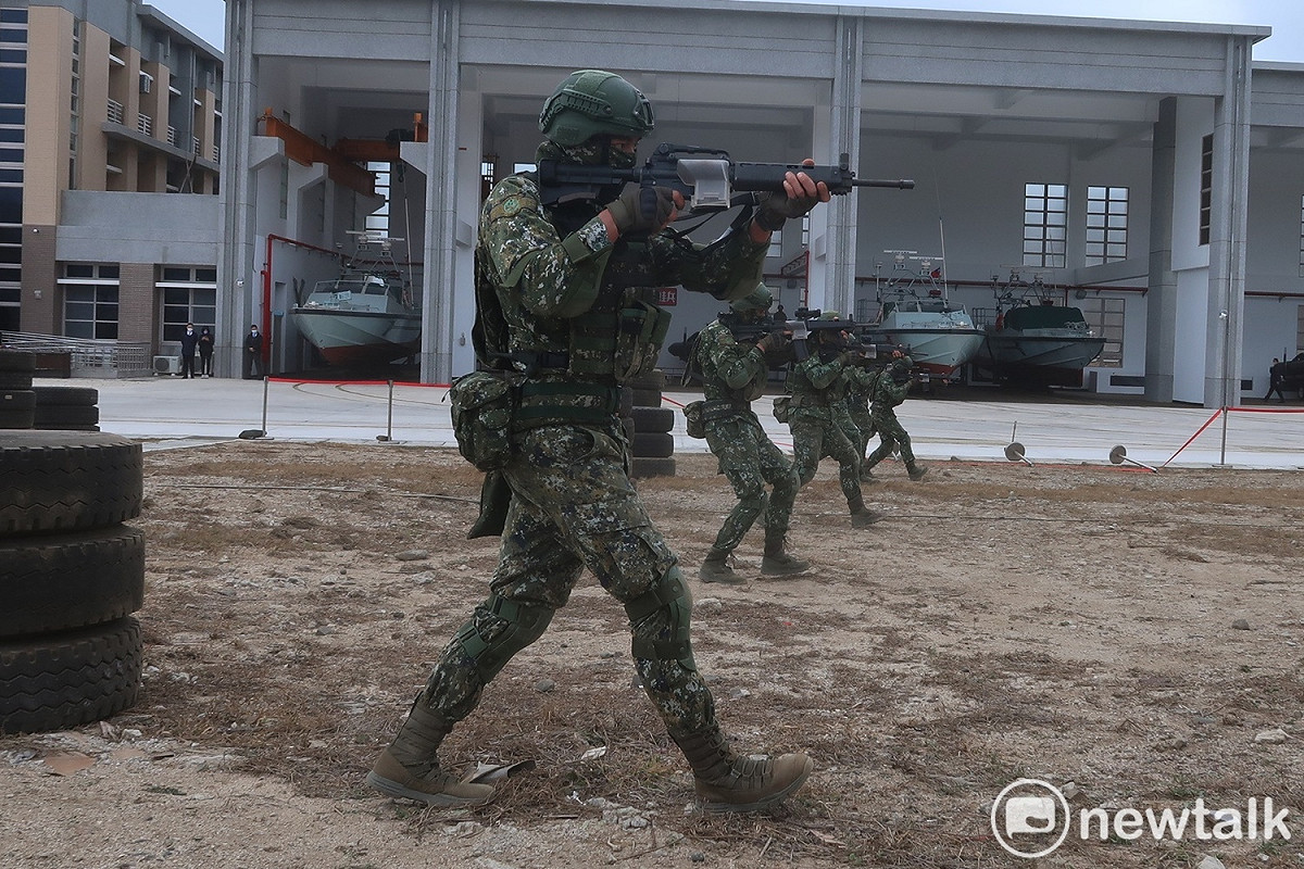 總統蔡英文30日視察澎湖牛心灣區的陸軍航空特戰指揮部兩棲偵察營進行陸軍實戰化射擊訓練。 圖：林朝億/攝