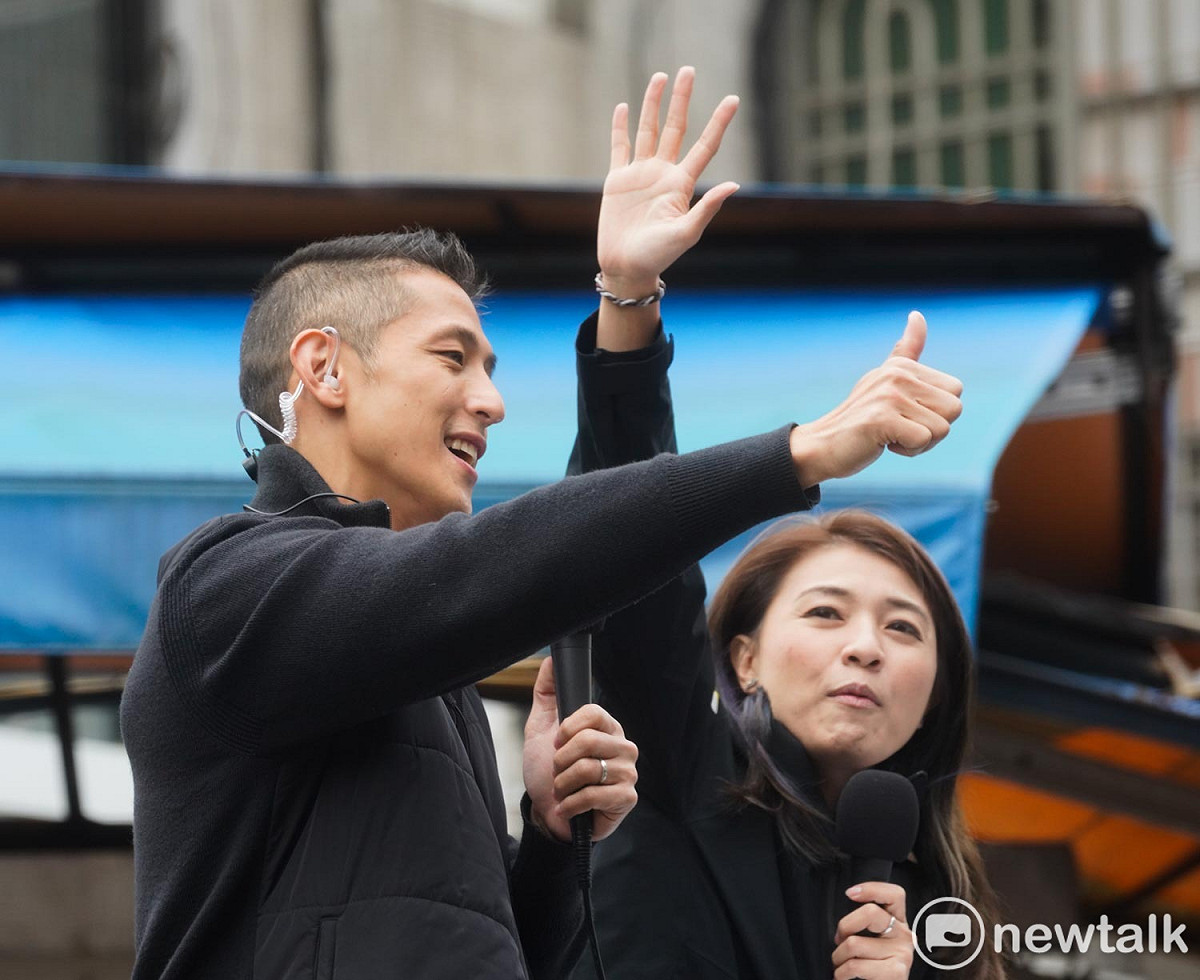 民進黨提名台北市第三選區立委補選候選人吳怡農上午在市議員顏若芳的陪同下，在中山區進行車隊掃街。 圖：張良一／攝（資料照）