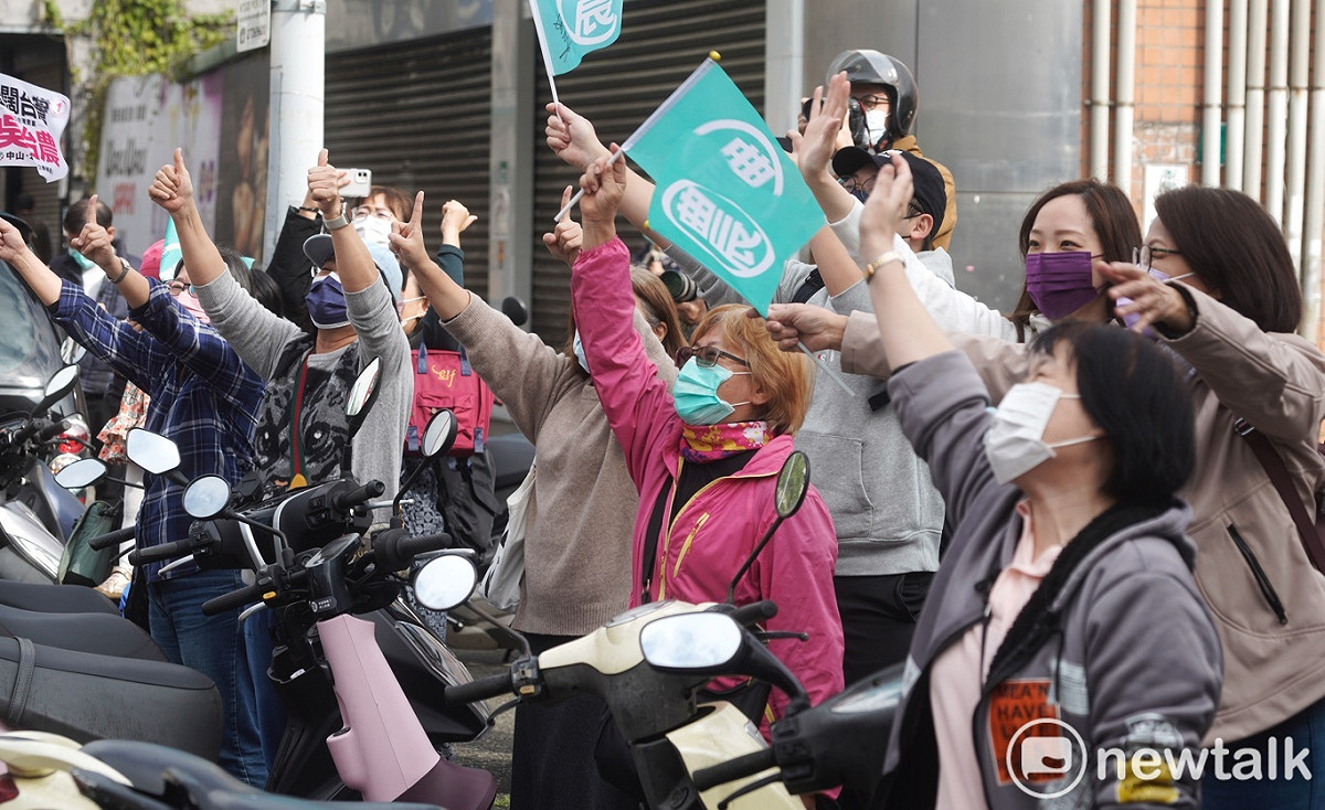 民進黨提名台北市第三選區立委補選候選人吳怡農上午在民進黨代理主席陳其邁陪同下在中山區掃街拜票。 圖：張良一 / 攝