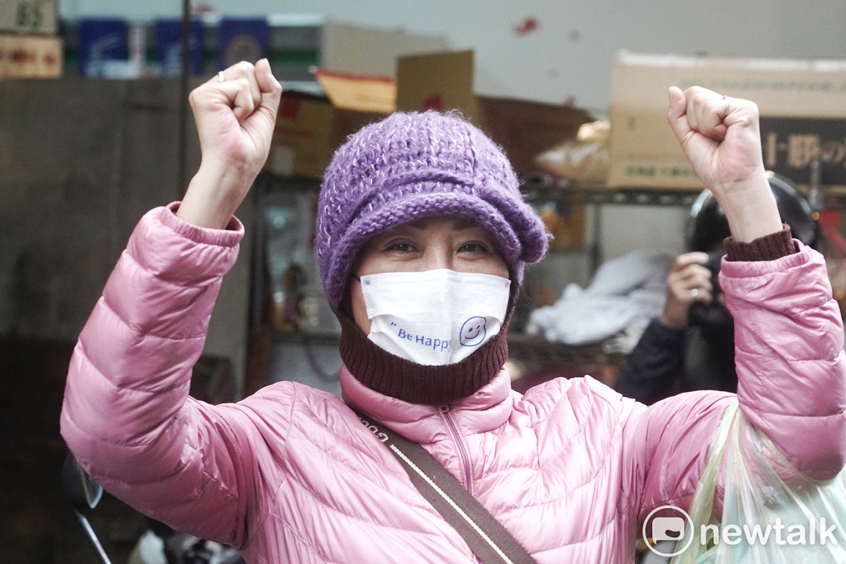 民進黨提名台北市第三選區立委補選候選人吳怡農上午在民進黨代理主席陳其邁陪同下在中山區掃街拜票，熱情支持者揮手。 圖：張良一 / 攝