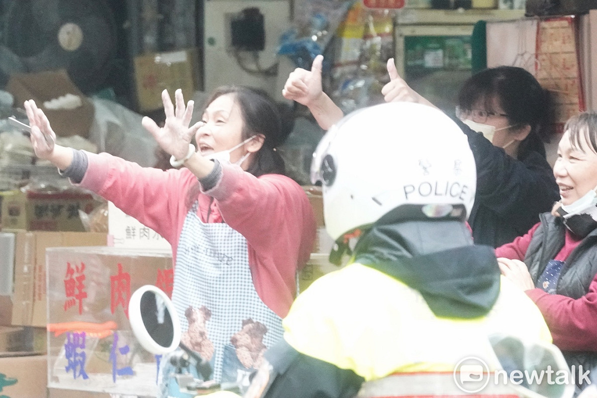 民進黨提名台北市第三選區立委補選候選人吳怡農上午在民進黨代理主席陳其邁陪同下在中山區掃街拜票，熱情支持者揮手。 圖：張良一 / 攝