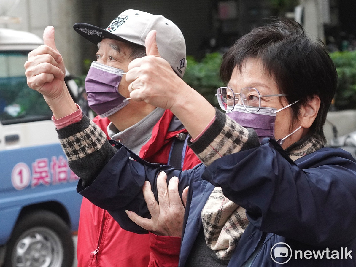 民進黨提名台北市第三選區立委補選候選人吳怡農上午在民進黨代理主席陳其邁陪同下在中山區掃街拜票。 圖：張良一 / 攝