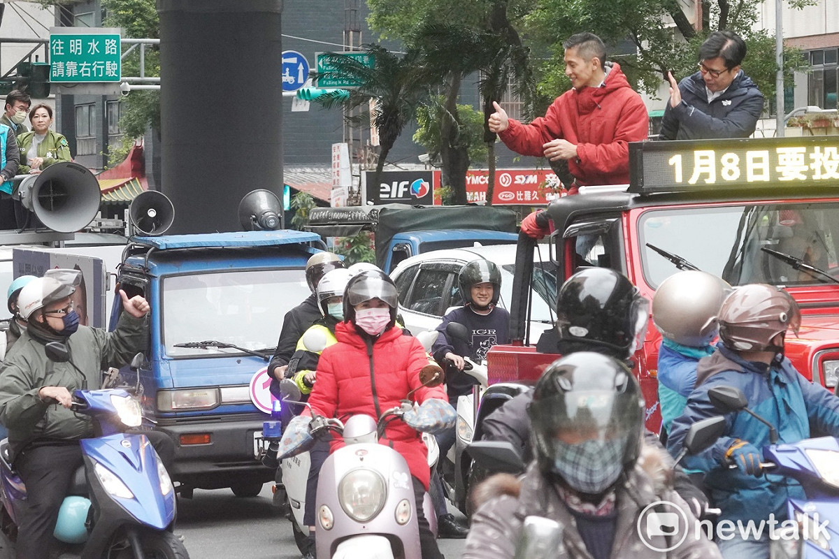 民進黨提名台北市第三選區立委補選候選人吳怡農上午在民進黨代理主席陳其邁陪同下在中山區掃街拜票。 圖：張良一 / 攝