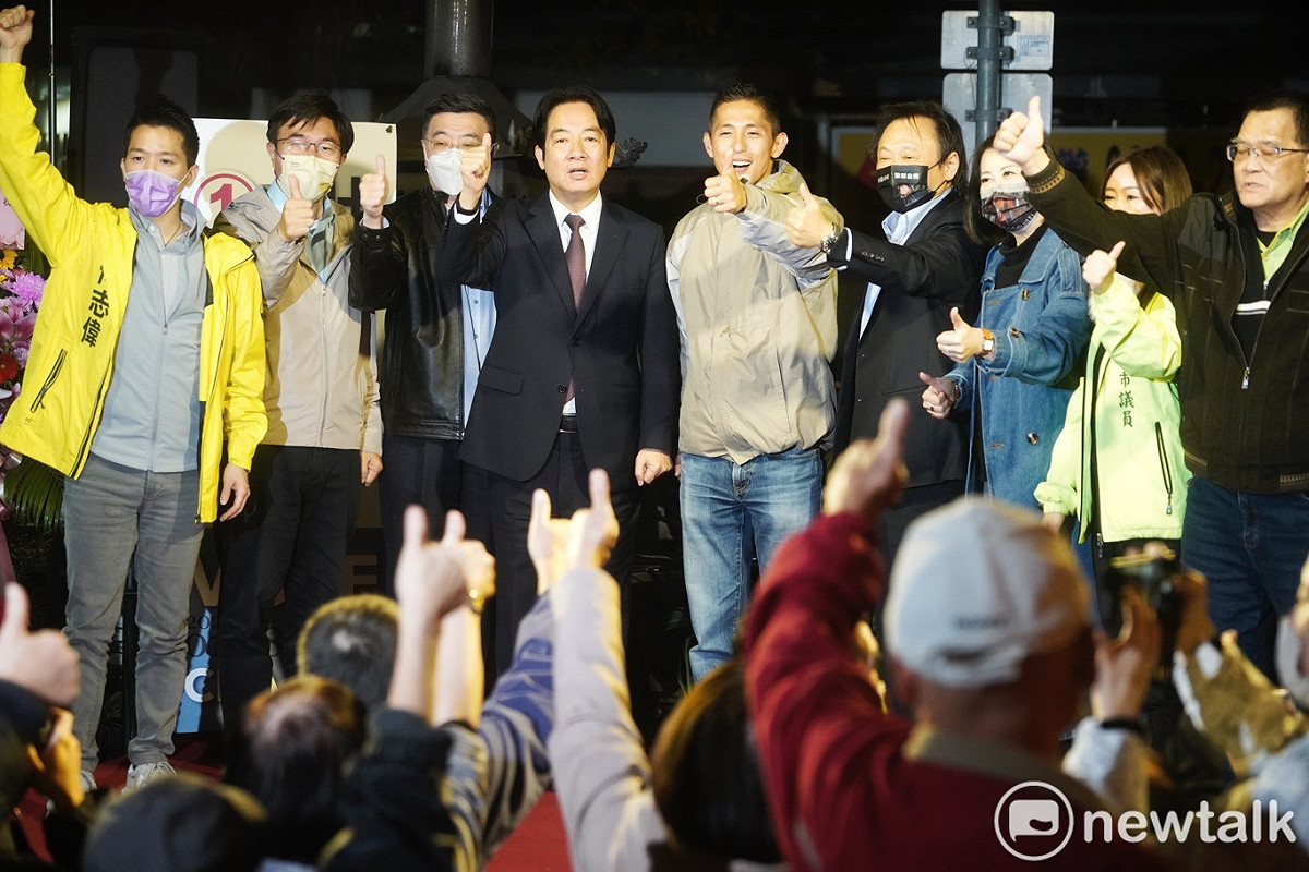 民進黨北市立委補選候選人吳怡農在中山區松德宮舉辦怡農開講，副總統賴清德特地前往站台聲援。 圖：張良一 / 攝