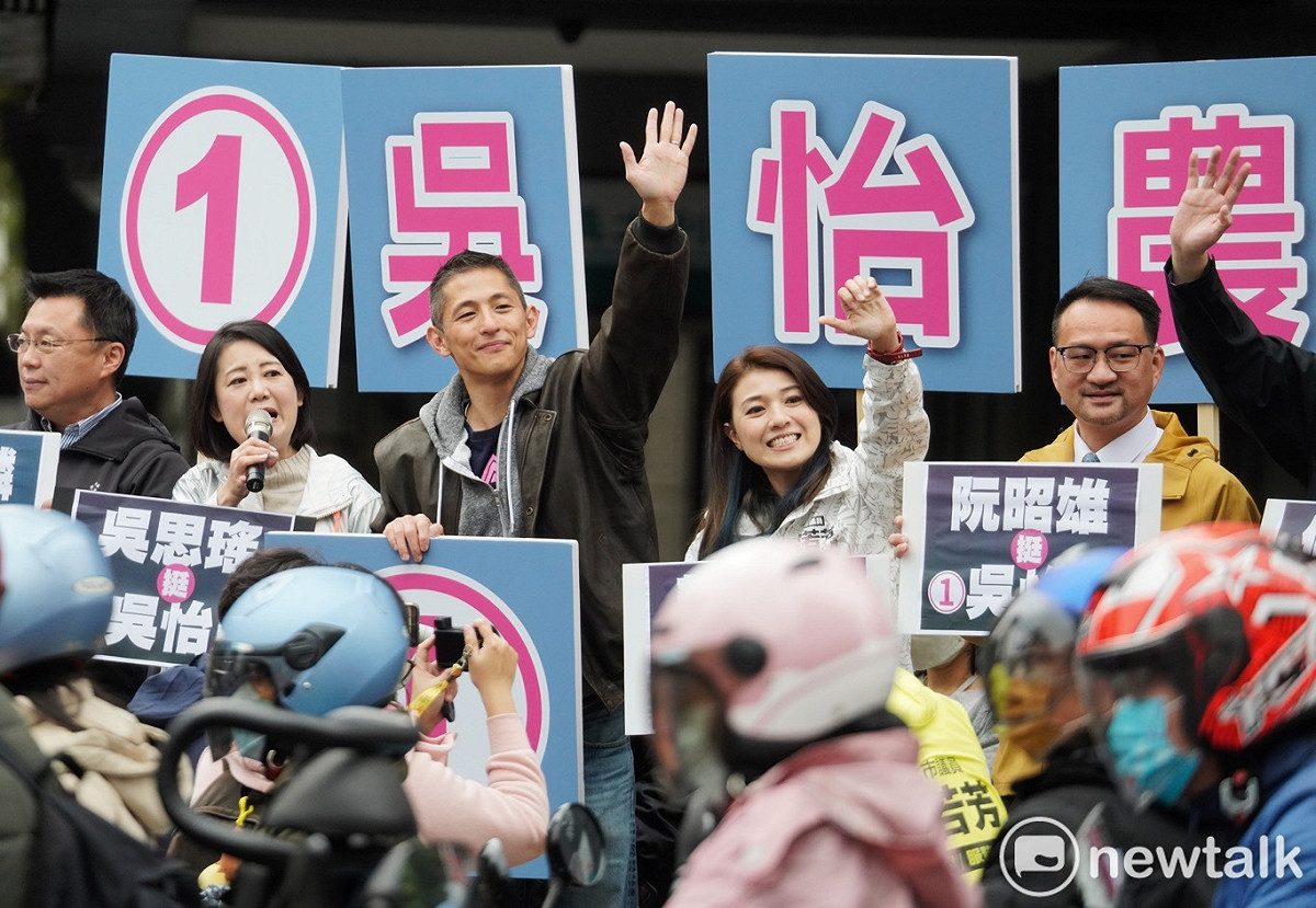 民進黨提名台北市第三選區立委補選候選人吳怡農在中山北路、南京西路口舉辦「攏來站街頭」，向上班的市民拜票，多位立委、市議員亦陪同站台聲援。 圖：張良一 / 攝