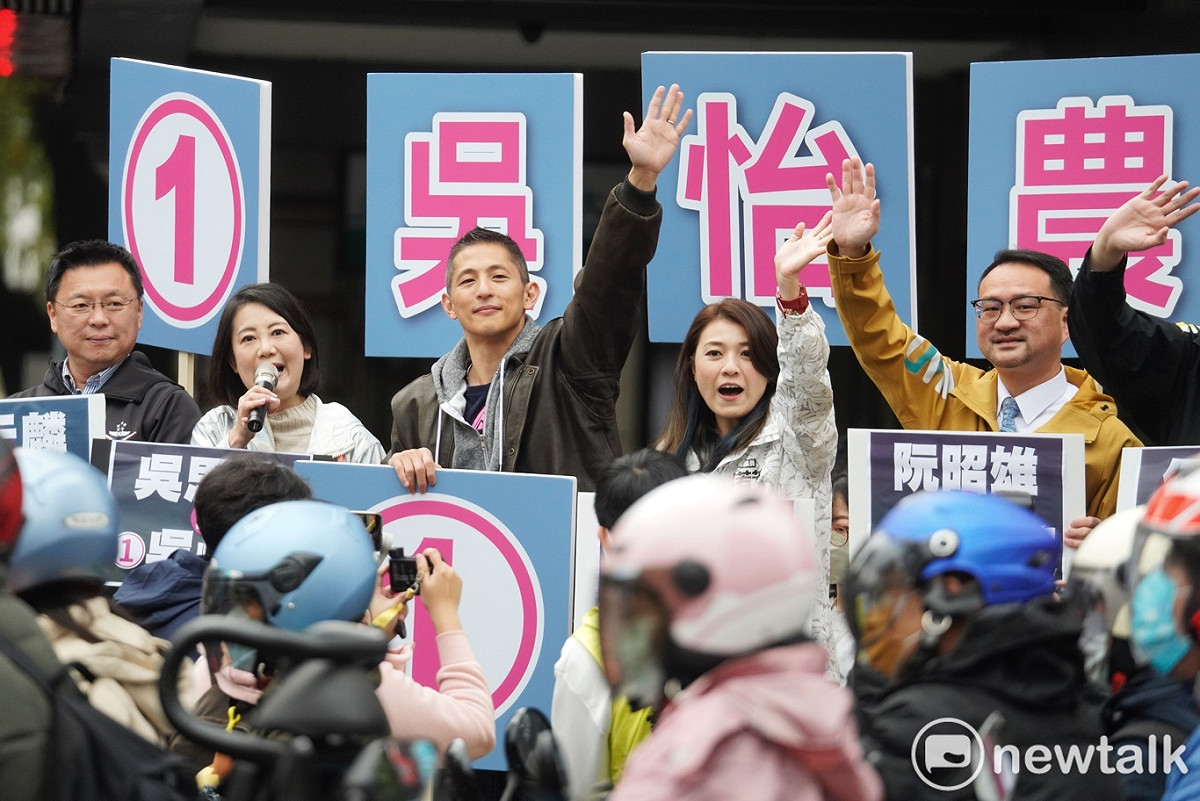 民進黨提名台北市第三選區立委補選候選人吳怡農在中山北路、南京西路口舉辦「攏來站街頭」，向上班的市民拜票，多位立委、市議員亦陪同站台聲援。 圖：張良一 / 攝