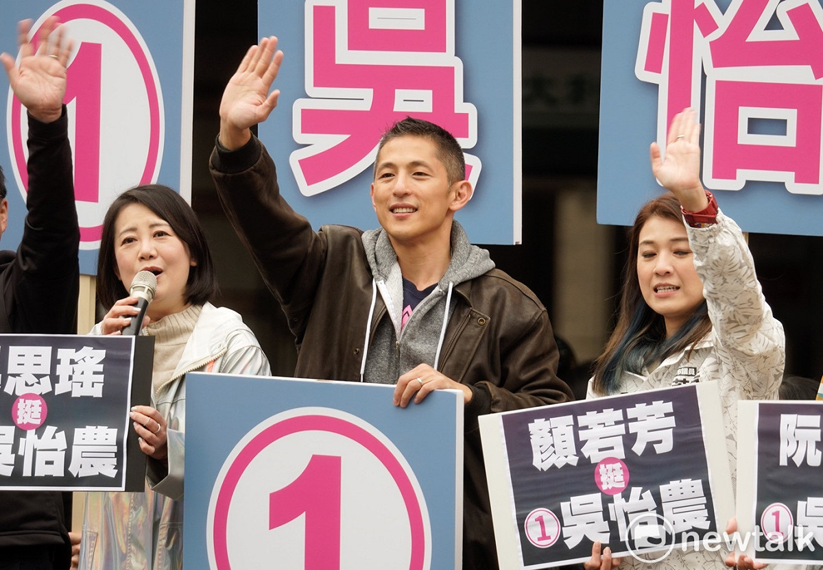 民進黨提名台北市第三選區立委補選候選人吳怡農在中山北路、南京西路口舉辦「攏來站街頭」，向上班的市民拜票，多位立委、市議員亦陪同站台聲援。 圖：張良一 / 攝