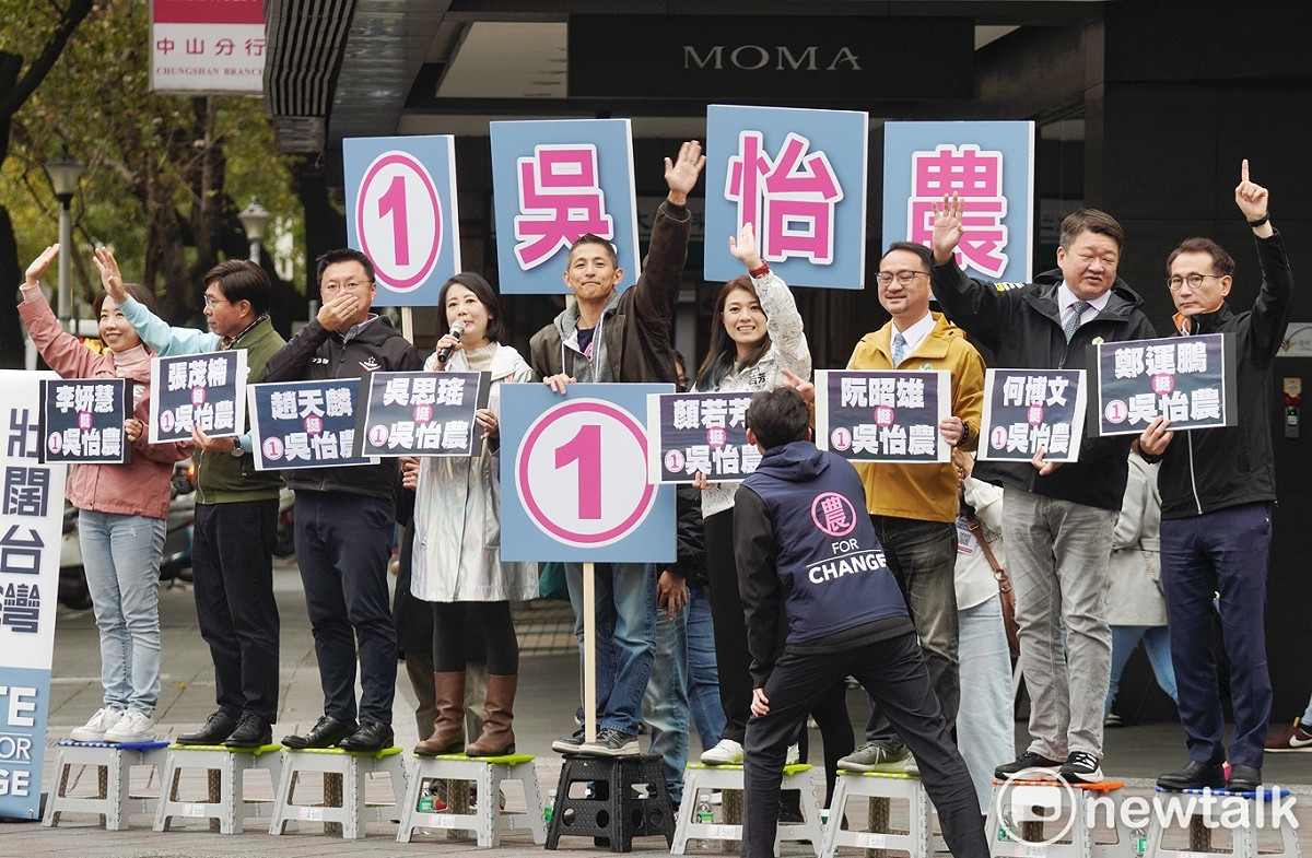 民進黨提名台北市第三選區立委補選候選人吳怡農在中山北路、南京西路口舉辦「攏來站街頭」，向上班的市民拜票，多位立委、市議員亦陪同站台聲援。 圖：張良一 / 攝