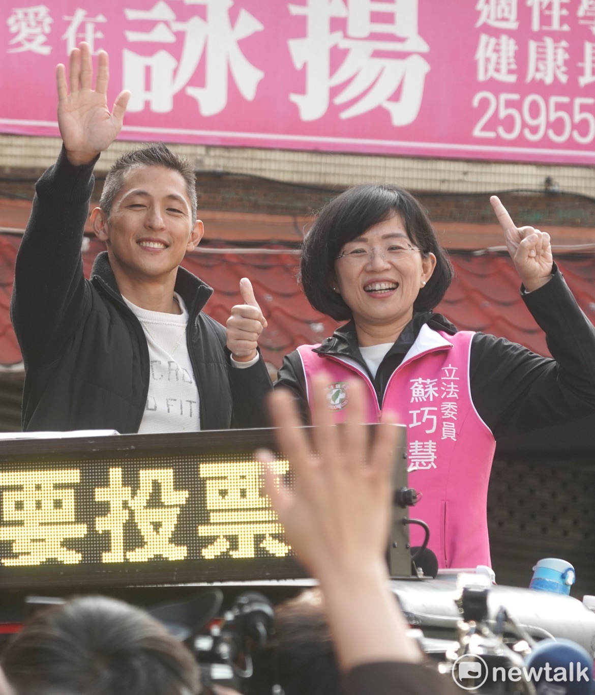 選戰最後一天，民進黨台北市第三選區立委補選候選人吳怡農上午在立委蘇巧慧的陪同下，在中山區掃街拜票。 圖：張良一 / 攝