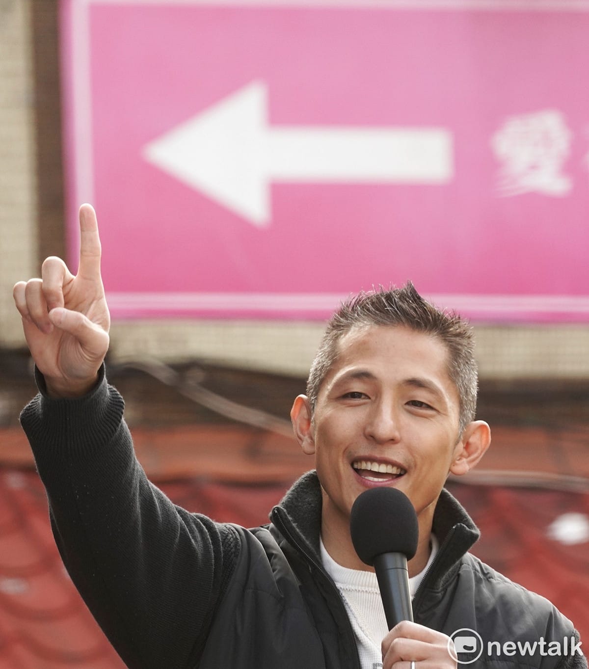 選戰最後一天，民進黨台北市第三選區立委補選候選人吳怡農上午在立委蘇巧慧的陪同下，在中山區掃街拜票。 圖：張良一 / 攝