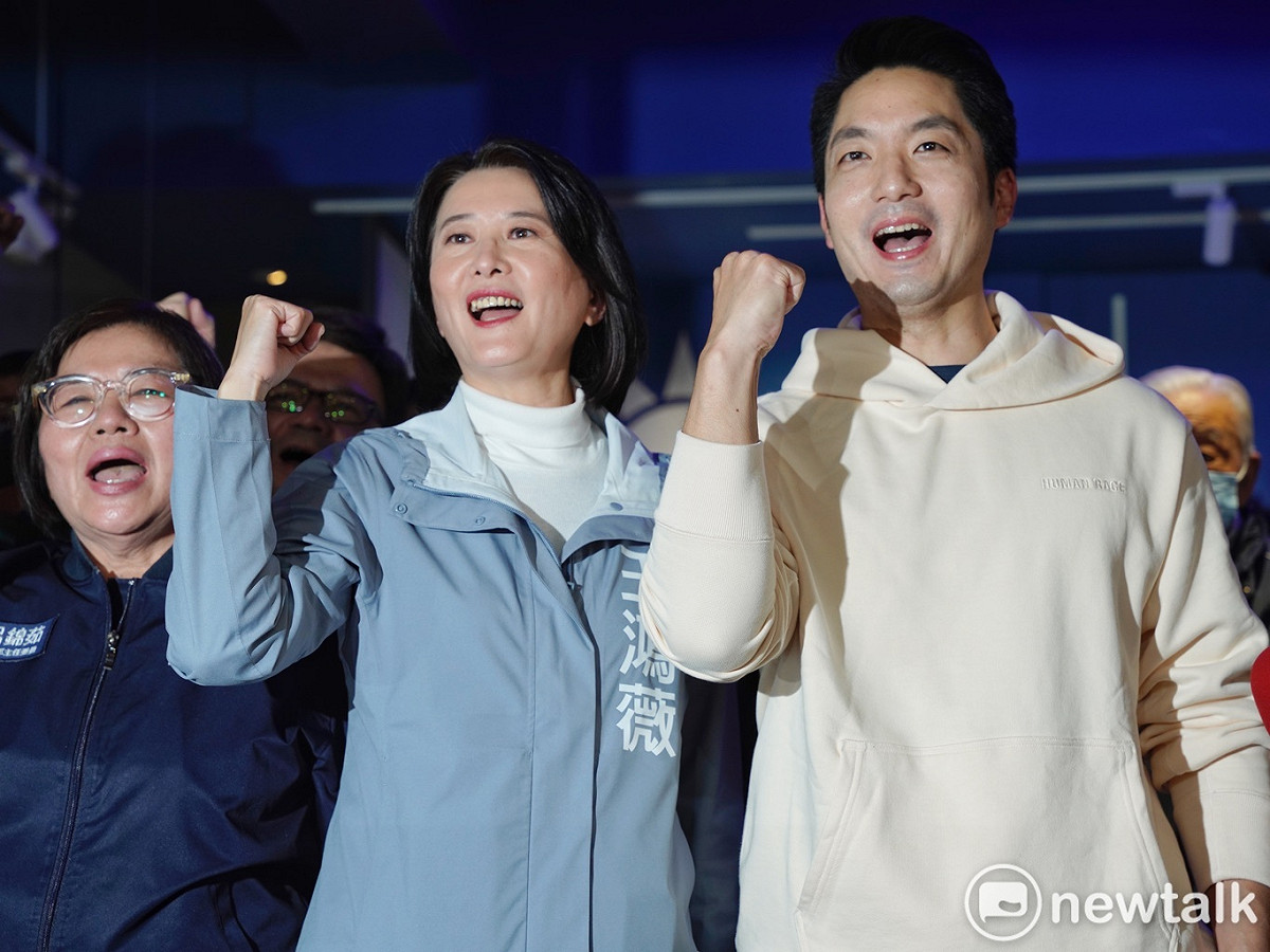 國民黨台北市第三選區立委補選候選人王鴻薇勝選，台北市長蔣萬安也到王的服務處向其道賀。 圖：張良一/攝