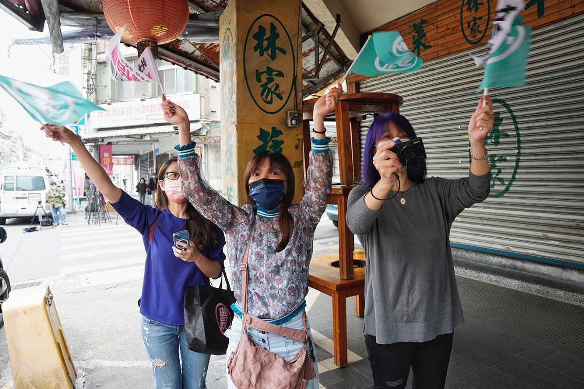 敗選的民進黨台北市第三選區立委補選候選人吳怡農今早進行謝票，對於媒體追問是否再戰2024立委選戰則不鬆口。圖為支持者向吳怡農加油打氣。 圖：張良一 / 攝