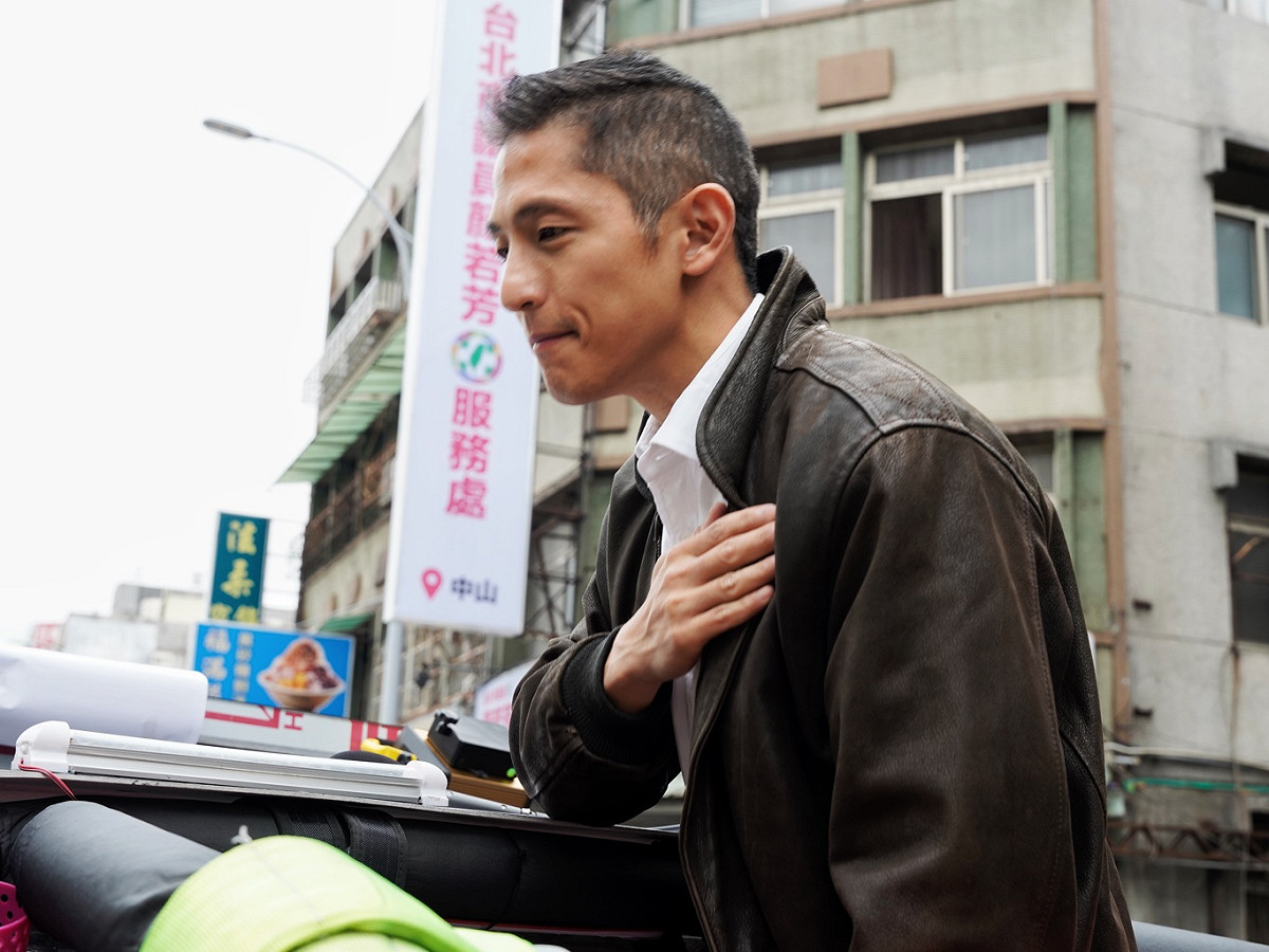 敗選的民進黨台北市第三選區立委補選候選人吳怡農今早進行謝票，對於媒體追問是否再戰2024立委選戰則不鬆口。 圖：張良一 / 攝
