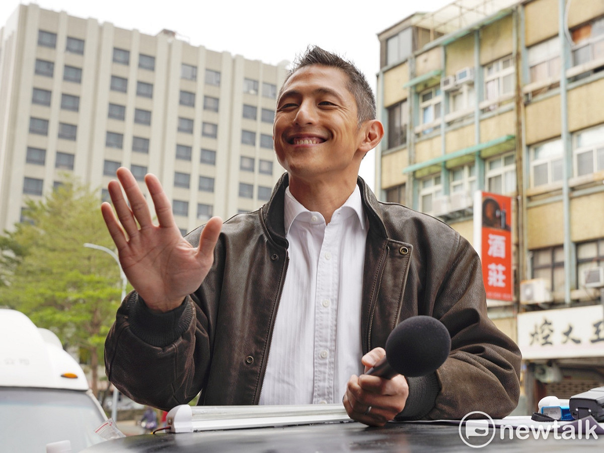 敗選的民進黨台北市第三選區立委補選候選人吳怡農今早進行謝票，對於媒體追問是否再戰2024立委選戰則不鬆口。 圖：張良一 / 攝