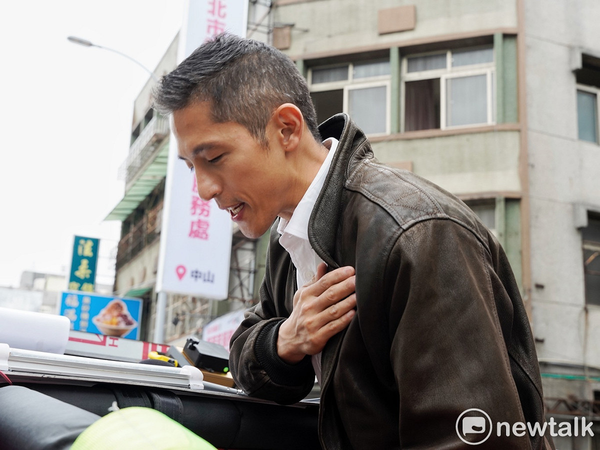 敗選的民進黨台北市第三選區立委補選候選人吳怡農今早進行謝票，對於媒體追問是否再戰2024立委選戰則不鬆口。 圖：張良一/攝