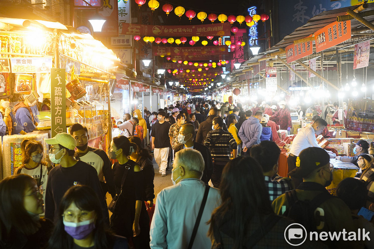 迪化街上的台北年貨大街充滿濃濃的年味，年貨滿滿、人潮滿滿、熱鬧滿滿！ 圖：張良一/攝