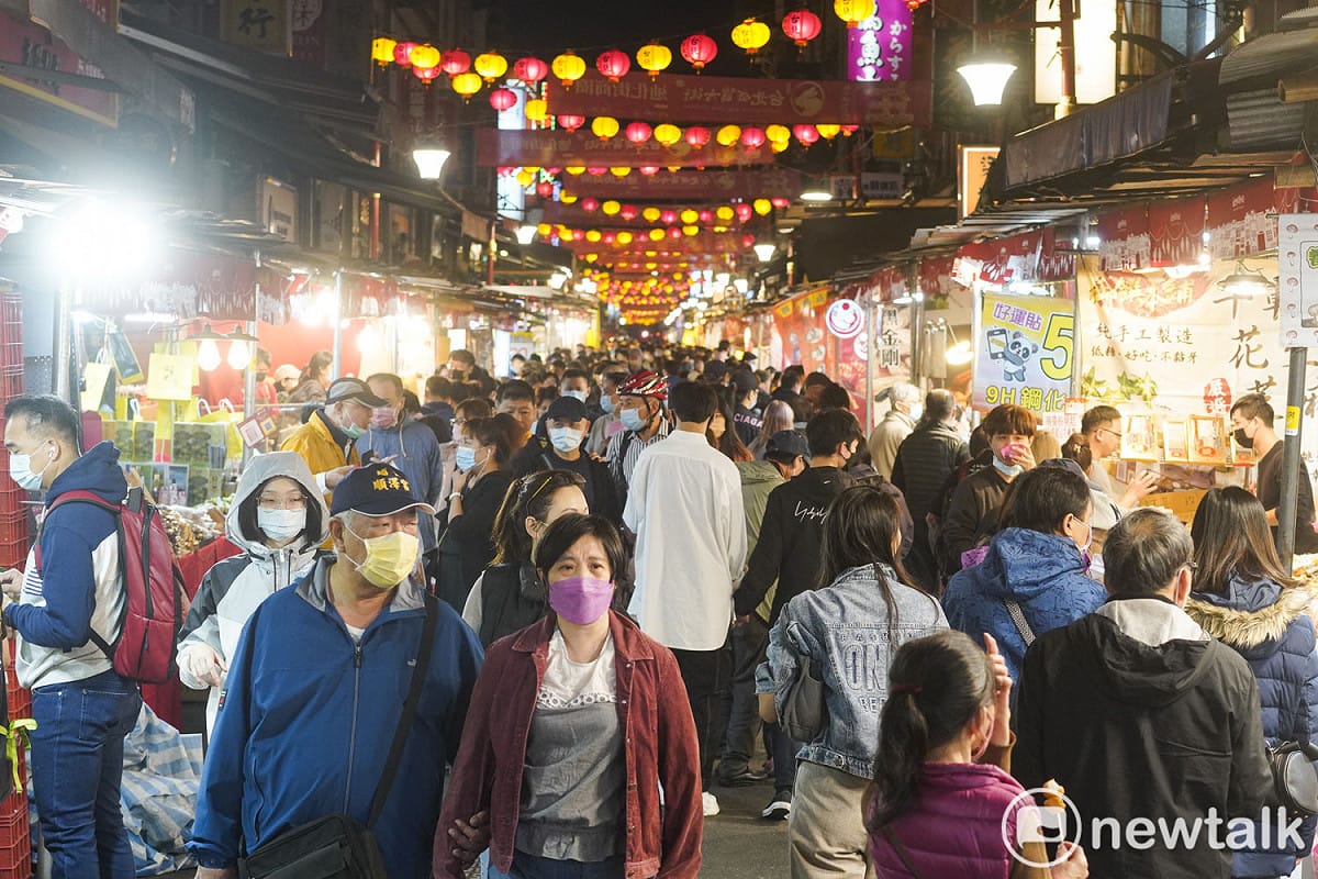 台北迪化街原本就是南北貨、蔘藥的集中區，年節將近，迪化街兩邊的商家前又多了賣各式年貨的攤子，燈火通明、人聲雜沓，讓老街區相當熱鬧。 圖：張良一/攝