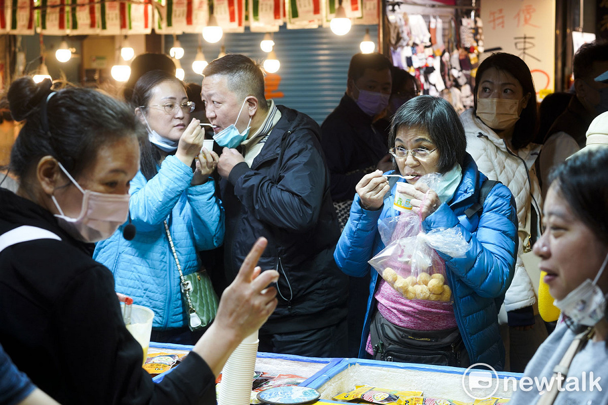 攤商現煮、逛大街的市民趁熱喝、也有民眾忙著和攤商喊價，熱鬧滾滾。 圖：張良一/攝