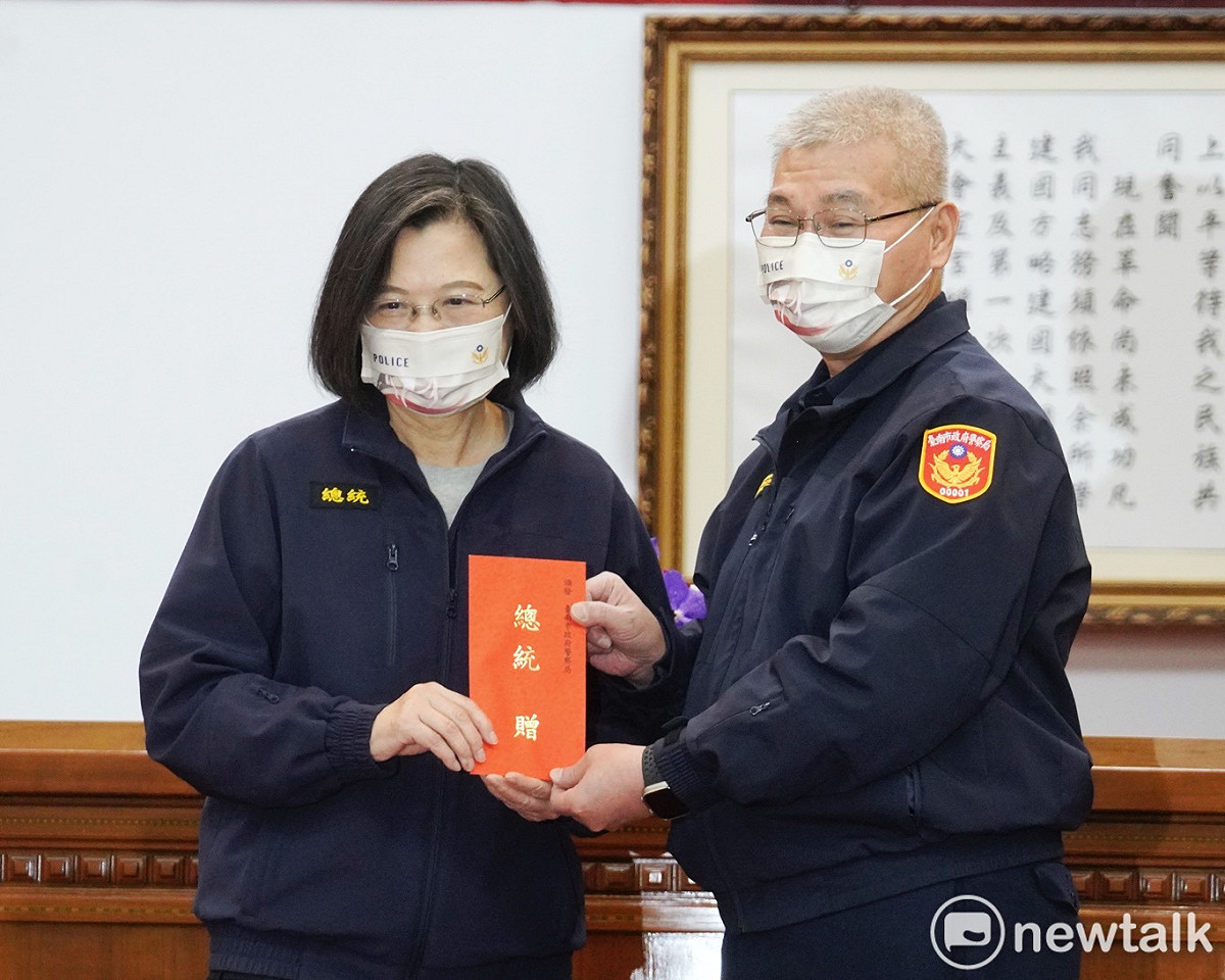 總統蔡英文今（13）天下午出席警政署年終署務會報，並頒發獎勵金給台南市警局局長方仰寧等縣市警局局長。 圖：張良一/攝