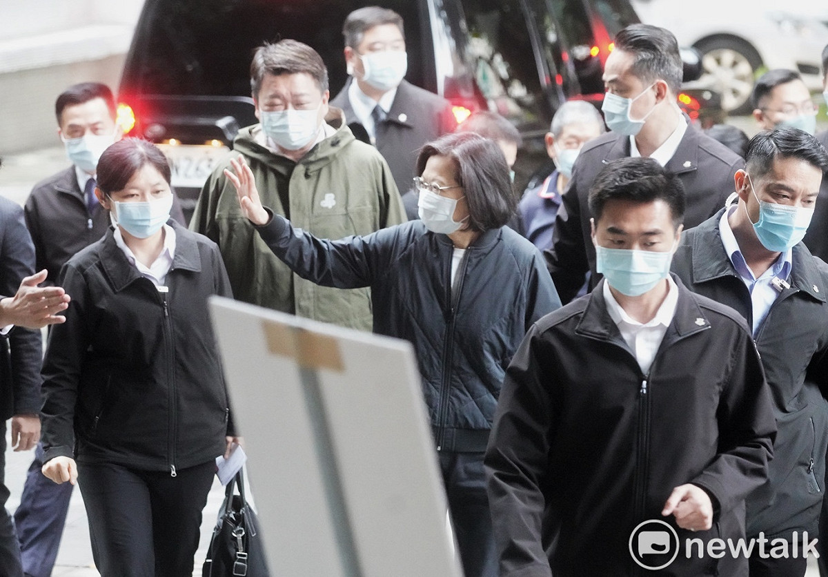民進黨主席今補選，總統蔡英文一早就到永和秀朗國小投票。 圖：張良一/攝