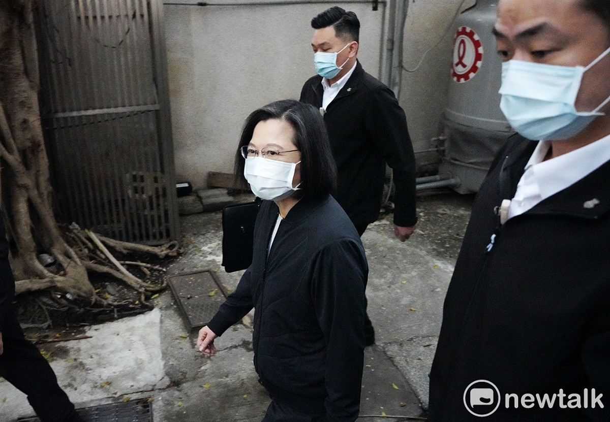 民進黨主席今補選，總統蔡英文一早就到永和秀朗國小投票。 圖：張良一/攝
