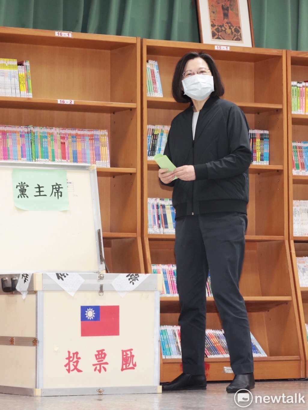 民進黨主席今補選，總統蔡英文一早就到永和秀朗國小投票。 圖：張良一/攝