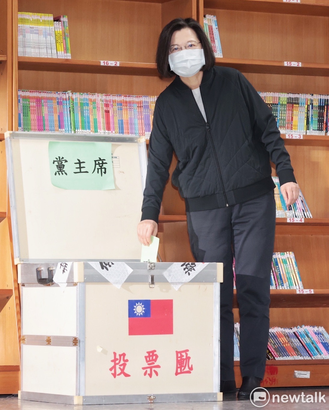 民進黨主席今補選，總統蔡英文一早就到永和秀朗國小投票。 圖：張良一/攝