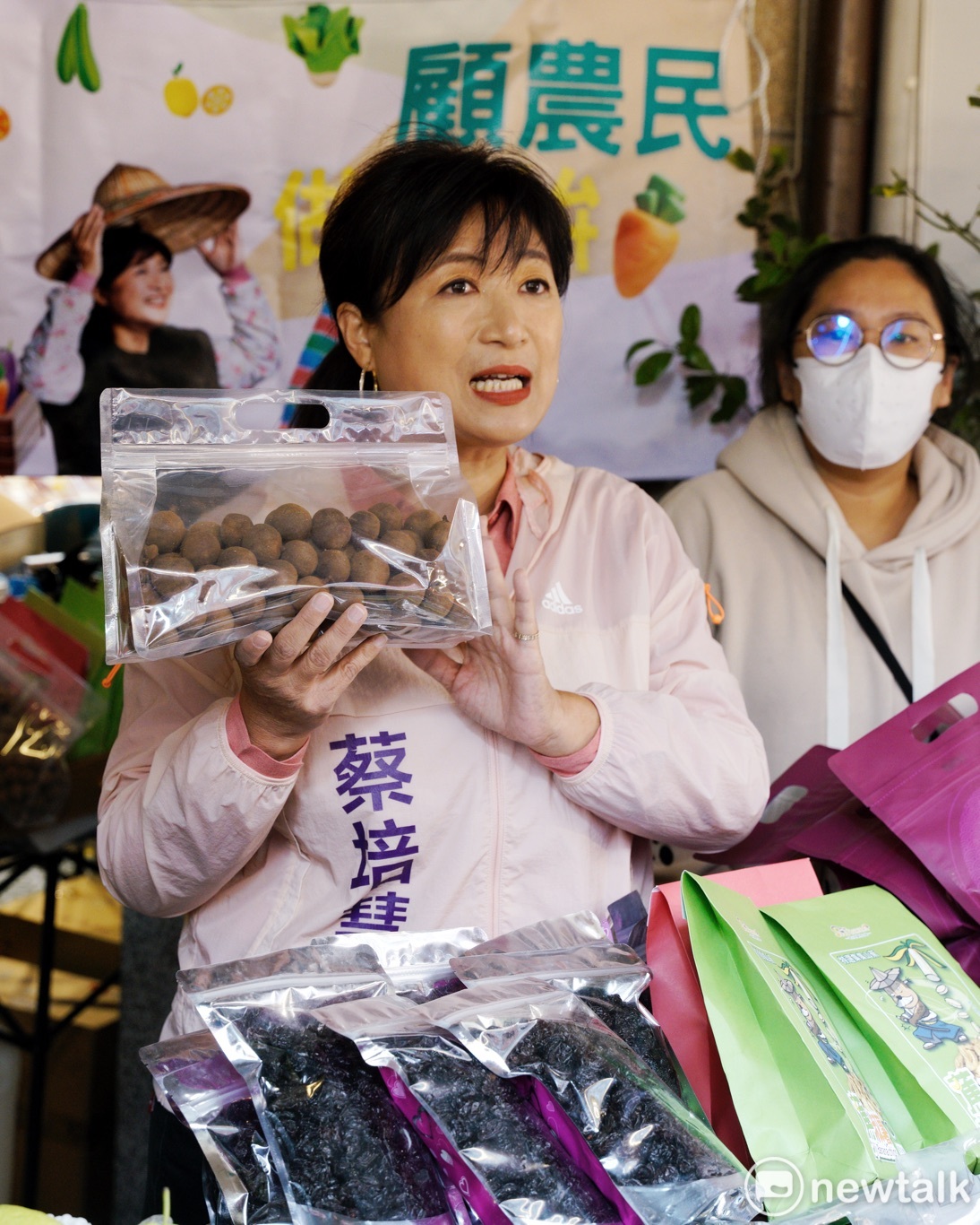民進黨南投縣立委補選參選人蔡培慧在台北年貨大街推銷南投在地農產品。 圖：張良一/攝