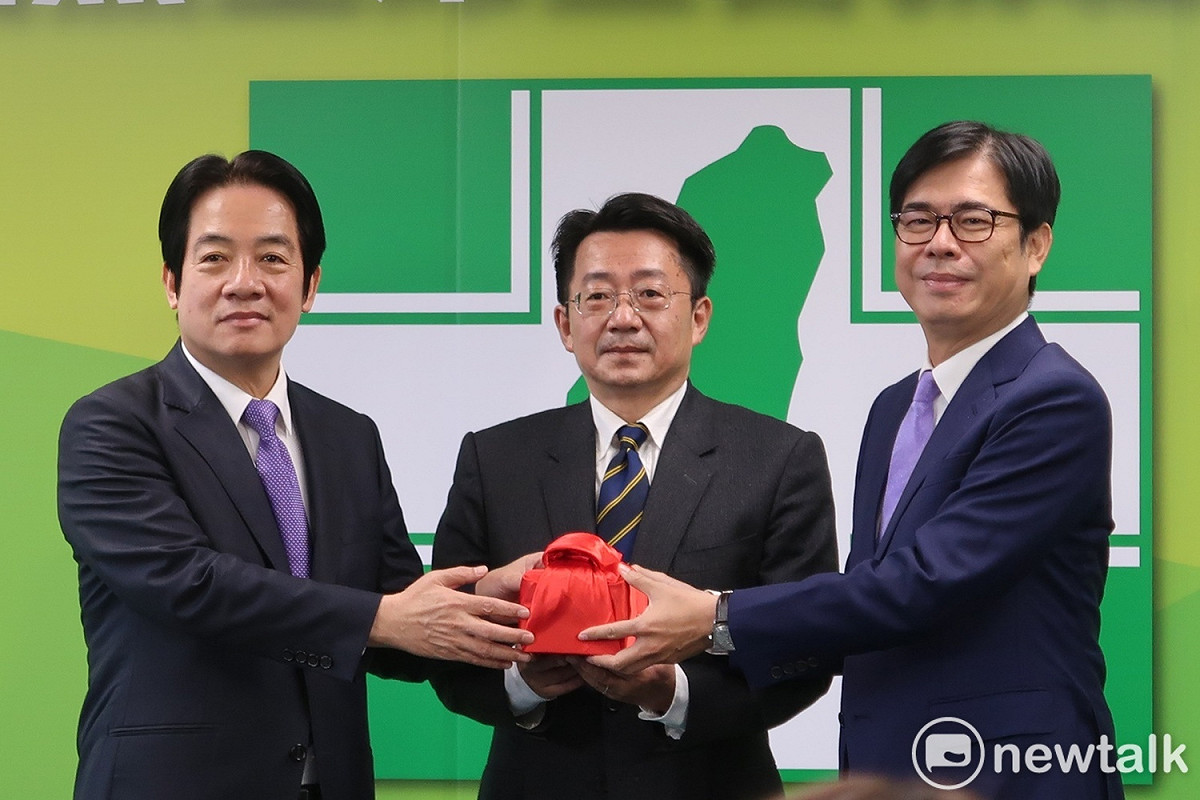 民進黨第十七屆黨主席交接典禮，新任主席賴清德、仲裁會主委廖福特、代理主席陳其邁（由左至右）。 圖：林朝億/攝