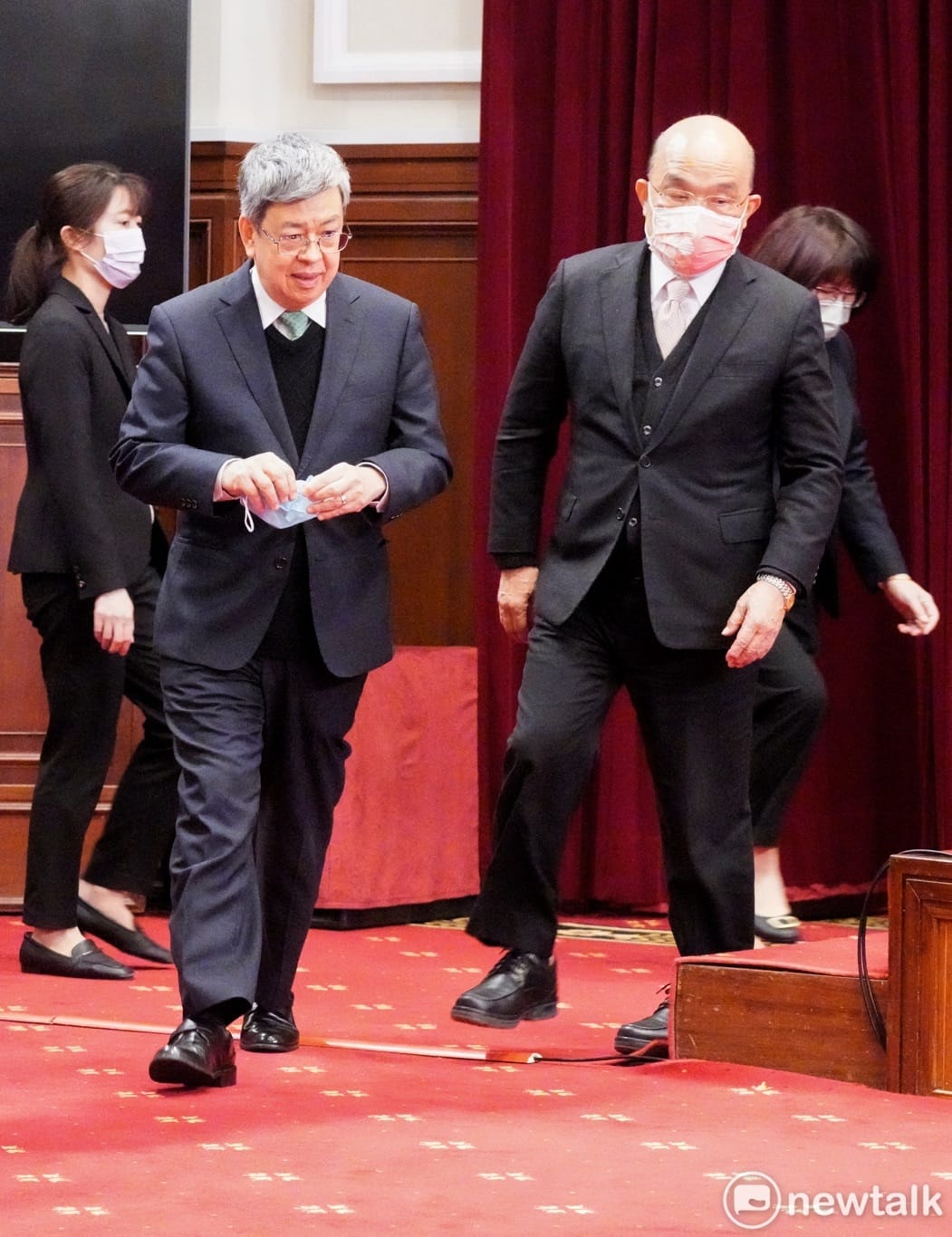 總統蔡英文今舉行記者會，宣布前副總統陳建仁接任行政院長。即將離任的行政院長蘇貞昌也出席記者會。 圖：張良一/攝