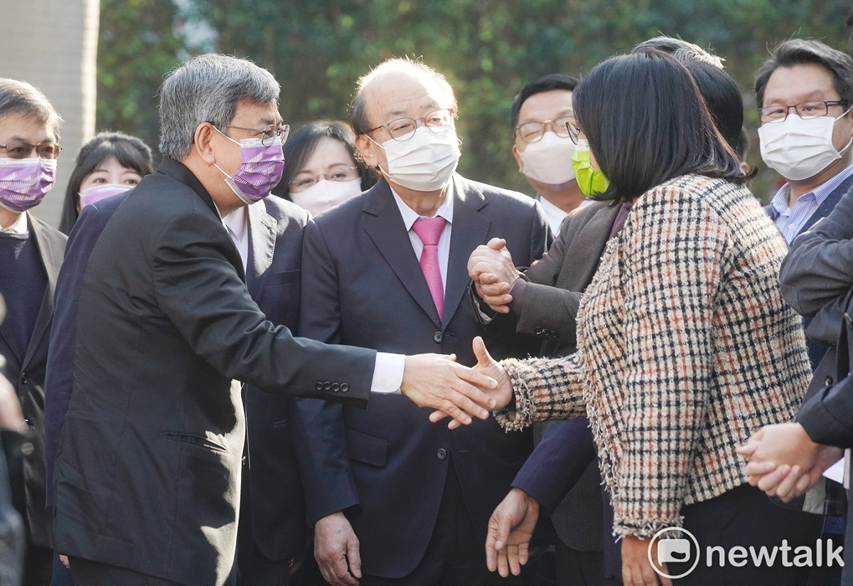 行政院長陳建仁、副院長鄭文燦上午拜會立法院民進黨團。柯建銘會前受訪時說明普發現金立法時程。 圖：張良一/攝