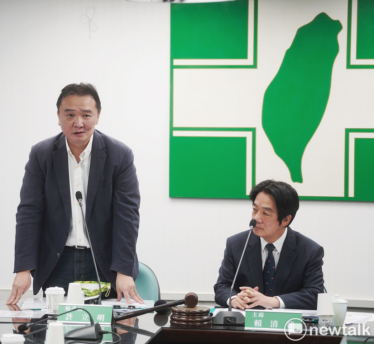 民進黨主席賴清德及秘書長許立明（立者） 圖：張良一/攝（資料照片）