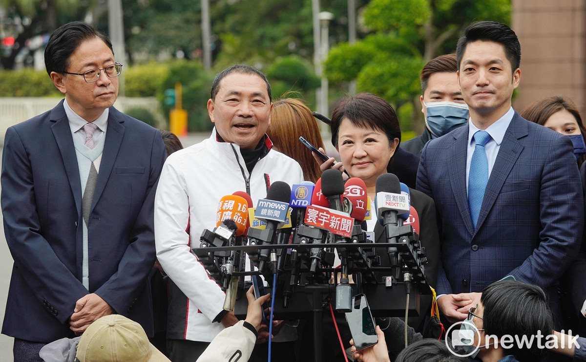 列席行政院院會的台北市長蔣萬安、新北市長侯有宜、桃園市長張善政、台中市長盧秀燕、台南市長黃偉哲和高雄市長陳其邁會後在行政院副院長鄭文燦的陪同下，走出行政院接受媒體採訪。 圖：張良一/攝