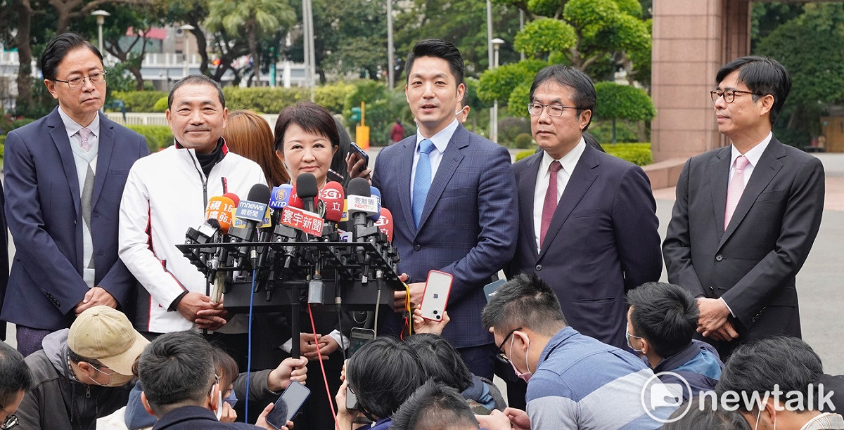 列席行政院院會的台北市長蔣萬安、新北市長侯有宜、桃園市長張善政、台中市長盧秀燕、台南市長黃偉哲和高雄市長陳其邁會後在行政院副院長鄭文燦的陪同下，走出行政院接受媒體採訪。 圖：張良一/攝
